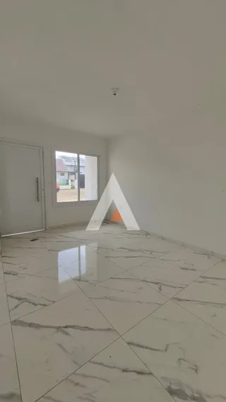 Ambiente interno com piso de porcelanato claro e paredes brancas.