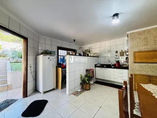 Interior de uma sala de estar com cozinha em um imóvel em Lajeado, Brasil.