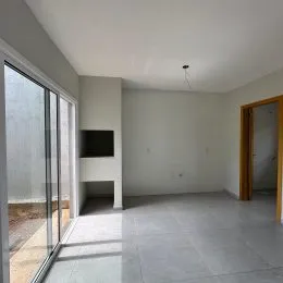 Ambiente interno com piso claro e porta de vidro.