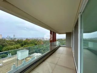 Vista panorâmica de uma varanda com vista para a paisagem e a cidade.