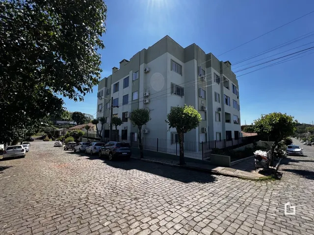 Fachada de um prédio residencial em Lajeado, Brasil, vista da rua.