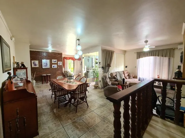 Imagem de uma área interna com piso de cerâmica e um ambiente de jantar.
