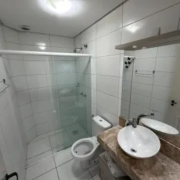 Foto de um box de banheiro com revestimento de azulejos brancos.