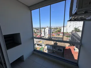 Vista da paisagem urbana de Lajeado através das grandes janelas do imóvel.