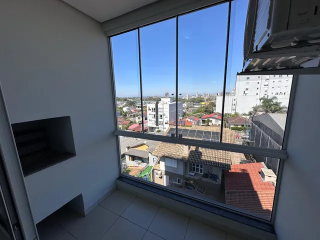 Vista da paisagem urbana de Lajeado através das grandes janelas do imóvel.