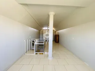 Corredor interno de um imóvel em Lajeado, Brasil.