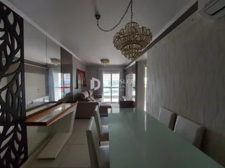 Interior de uma sala de jantar com vista para a área de estar.
