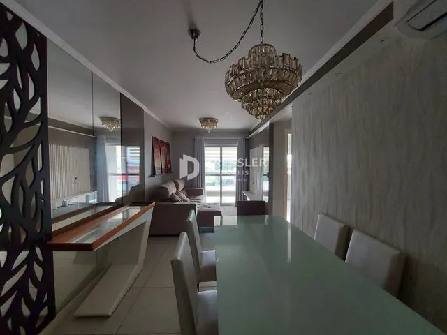 Interior de uma sala de jantar com vista para a área de estar.