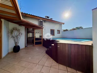 Fachada de residência em Lajeado mostrando a área externa com piscina e deck.