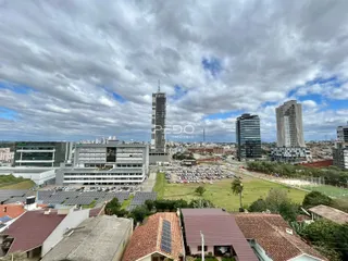 Vista aérea de edifícios e área de estacionamento em Lajeado, Brasil.