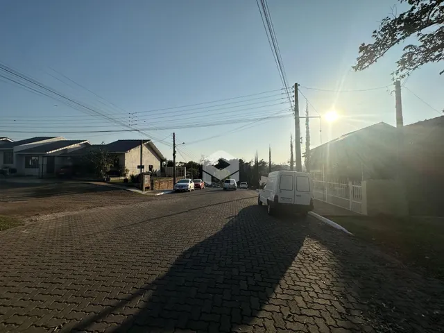 Vista da entrada de uma propriedade em Lajeado, Brasil, com uma estrada pavimentada.