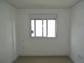 Foto de um cômodo interno com uma janela grande.