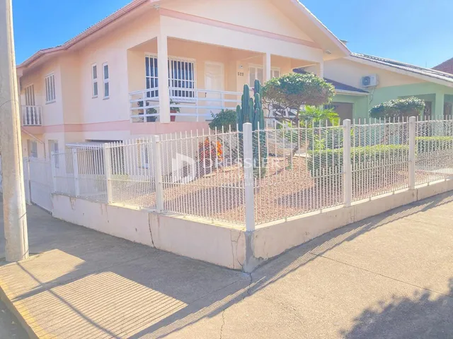 Casa com 4 dormitórios