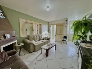 Sala de estar com sofá e lareira em um imóvel no Brasil.