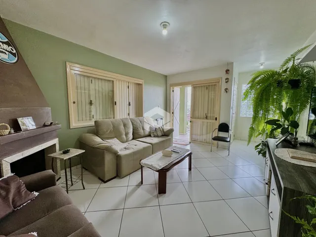 Sala de estar com sofá e lareira em um imóvel no Brasil.