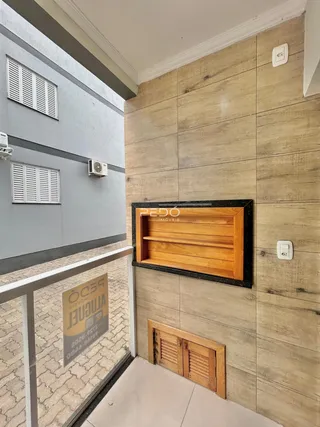 Parede interna com revestimento de madeira e janela em um ambiente residencial.