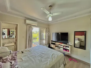 Quarto com cama e vista para o exterior em um imóvel no Brasil.