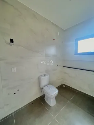 Foto de um banheiro moderno com paredes brancas e piso em tons de cinza.