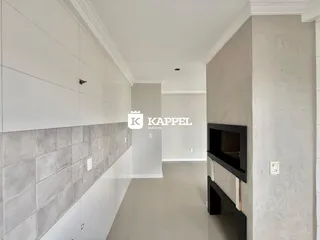 Hall de entrada com paredes brancas e piso claro em um imóvel.