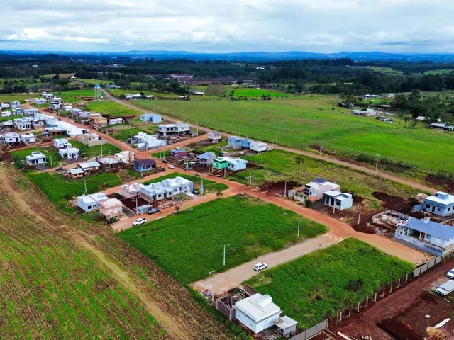 Vista aérea de uma propriedade rural com várias construções e áreas de campo em Lajeado, Brasil.