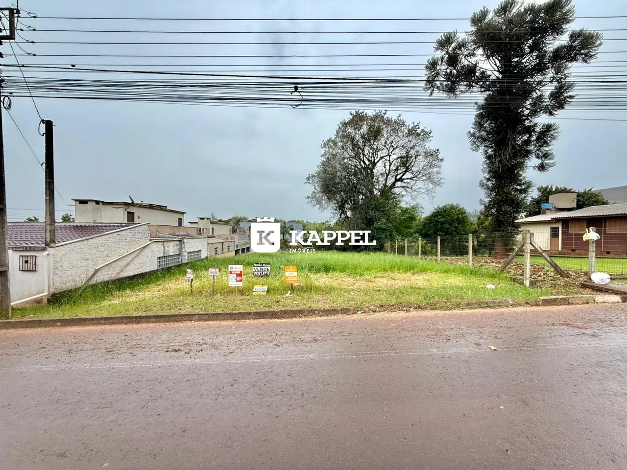 Vista externa de uma propriedade com gramado e cerca em Lajeado, Brasil.