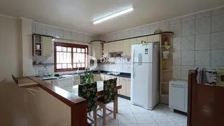 Foto de uma cozinha com armários e janela em um imóvel.