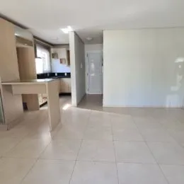 Uma foto de um ambiente interno com piso de cerâmica claro.