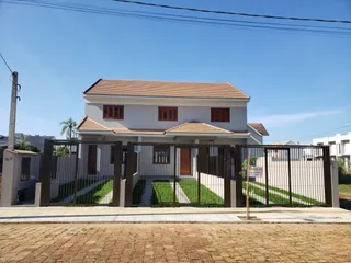 Fachada frontal de uma casa residencial em Lajeado, Brasil, com cerca e portão.