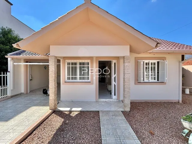 Fachada de uma casa em Lajeado, Brasil com varanda coberta.