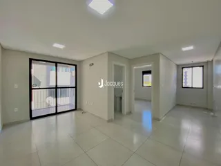 Ambiente interno com porta de vidro abrindo para uma varanda.