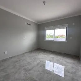 Ambiente interno com paredes cinzas e piso claro.