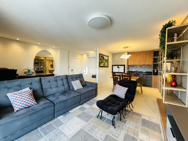 Sala de estar com sofá cinza e decoração moderna em um imóvel no Brasil.