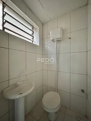 Foto de um banheiro interno com azulejos brancos.