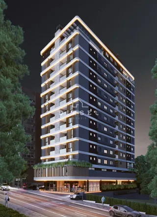 Foto da fachada de um prédio residencial alto em Lajeado, Brasil, à noite.