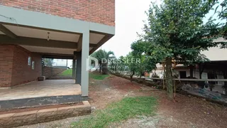 Fachada de uma residência com área coberta e jardim em Lajeado, Brasil.