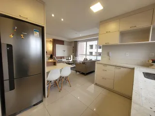 Ambiente de sala de estar e cozinha em um apartamento no Brasil.
