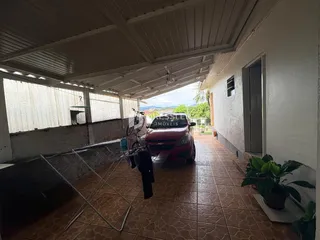 Vista de uma área coberta com piso de cerâmica em uma residência no Brasil.