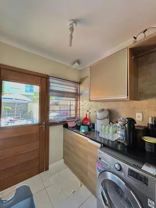 Foto de uma cozinha moderna com armários e eletrodomésticos.