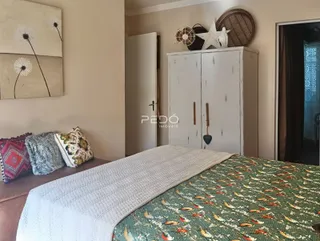 Foto de um quarto com cama e armário em um imóvel.