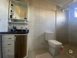 Foto de um banheiro interno com vaso sanitário e armários.