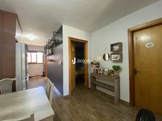 Vista interna de um ambiente com piso de madeira e portas de madeira.