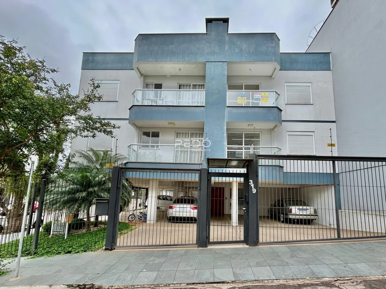 Fachada de um prédio residencial em Lajeado, Brasil, com portão de entrada.