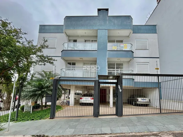Fachada de um prédio residencial em Lajeado, Brasil, com portão de entrada.