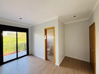 Interior de uma sala com porta de vidro e vista para o exterior.