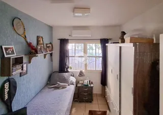 Quarto com cama e janela em um imóvel no Brasil.