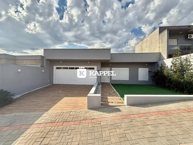 Fachada moderna de uma residência com garagem e área externa em Lajeado, Brasil.