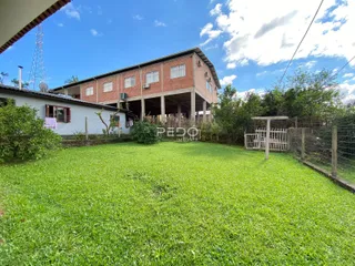 Fachada de uma casa em Lajeado com jardim gramado.
