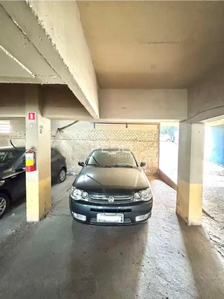 Vista da área de garagem coberta de uma propriedade em Lajeado.