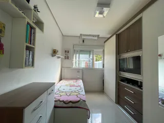 Quarto com armários embutidos e cama no interior de uma residência.