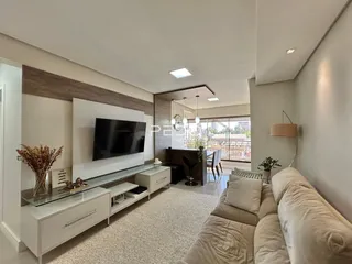 Sala de estar moderna com sofá e televisão.